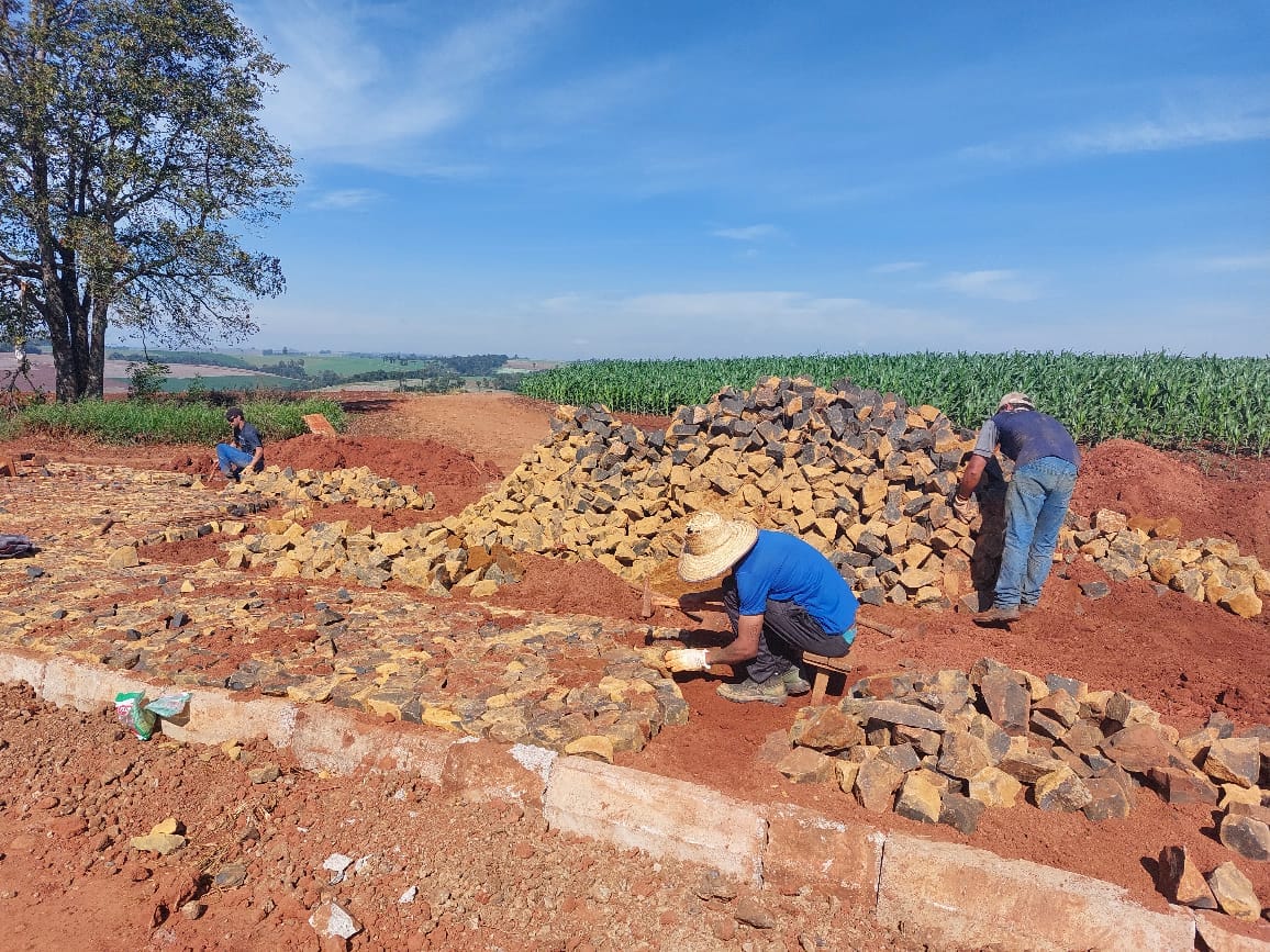 Retomadas as obras de pavimentação poliédrica em Ariranha do Ivaí